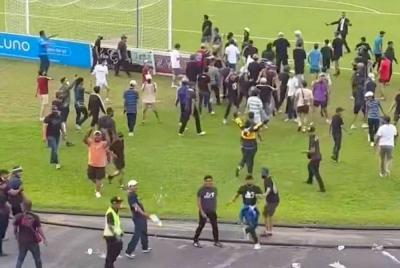 Situasi tegang yang berlaku di Stadium Sultan Muhammad IV pada Rabu ketika perlawanan TRW bertemu Perak FC.