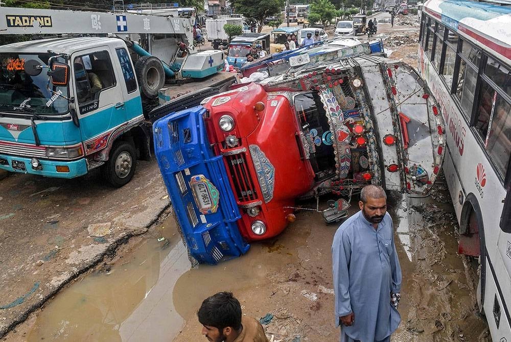 Jalan berlubang di Karachi bukan sahaja memeritkan kehidupan penduduk tetapi juga antara faktor yang menyumbang kepada kemalangan.