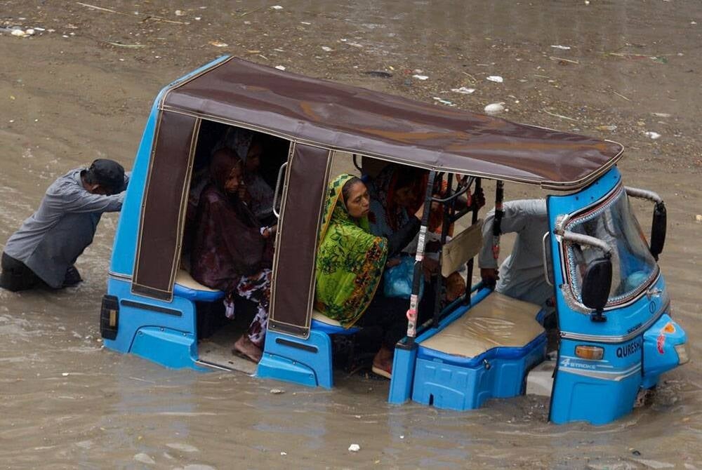Banjir di Karachi kerap dikaitkan dengan masalah sistem perparitan yang tersumbat akibat sampah yang dibuang penduduk
di kawasan terbuka.