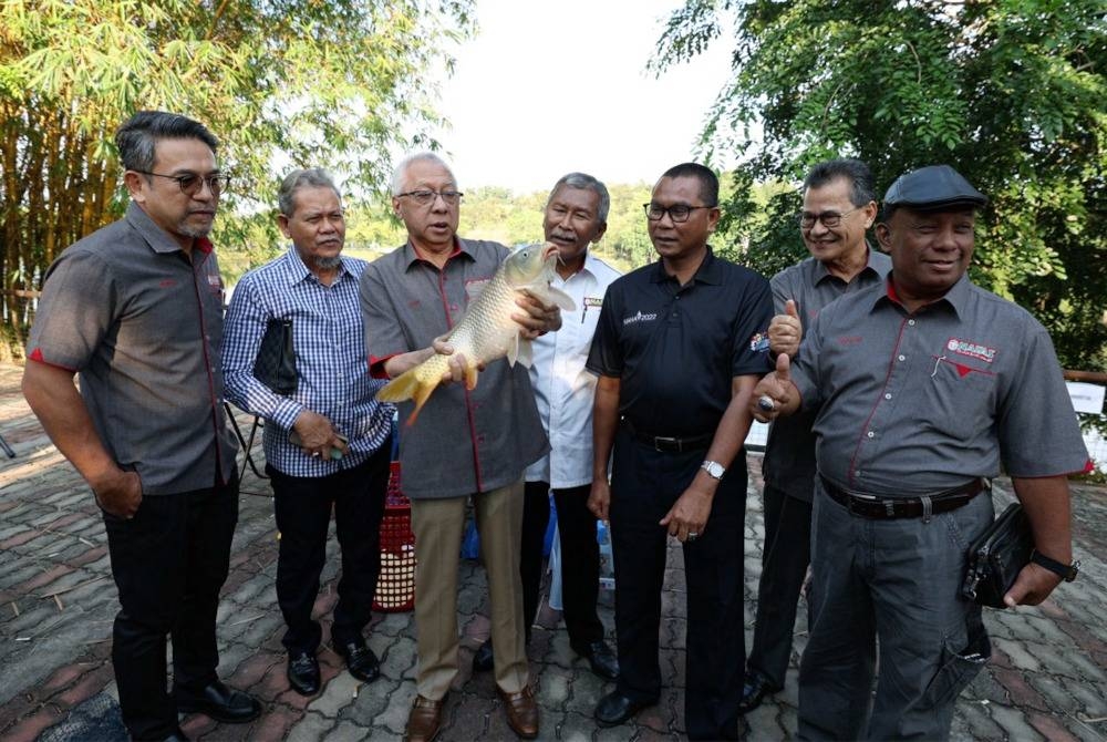 Zamri (tiga dari kiri) memegang ikan seberat 2.35kg.