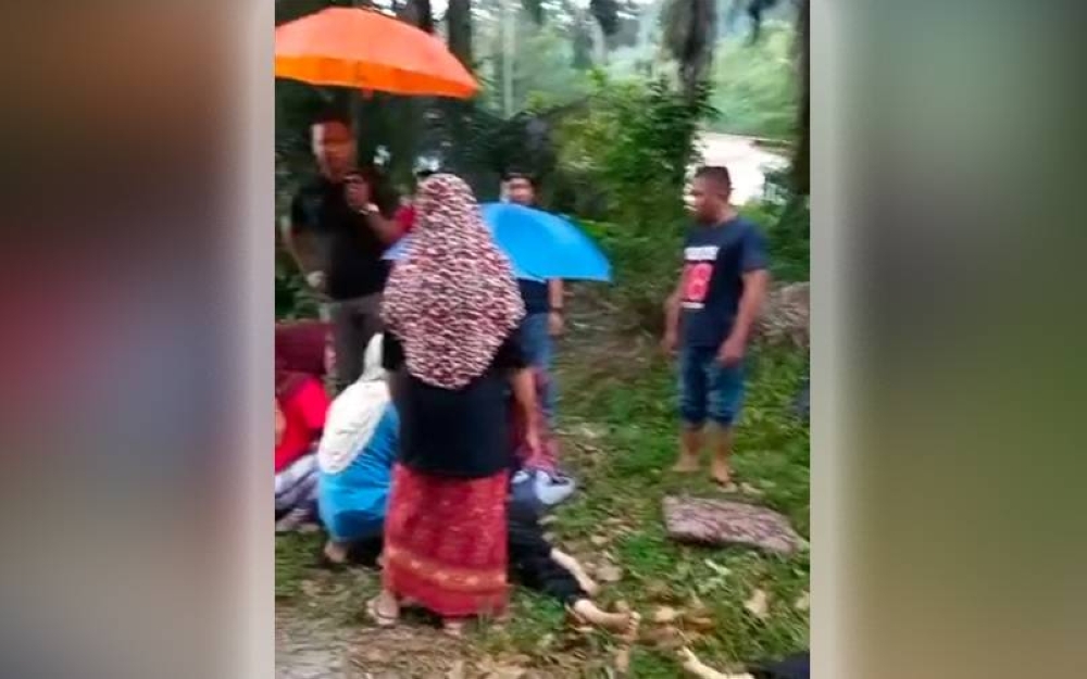 Seorang remaja perempuan disahkan maut manakala rakannya arah dalam nahas membabitkan dua motosikal di Semanggol. Foto: Ihsan pembaca