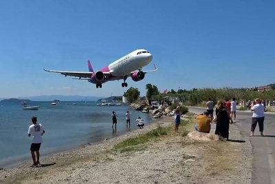 Sebuah pesawat mendarat dengan ketinggian yang amat rendah di Lapangan Terbang Skiathos, Greece baru-baru ini. - Foto YouTube/GreatFlyer
