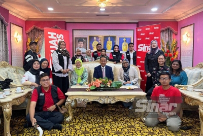 Ahmad Samsuri (tengah) bersama pasukan Rasuah Busters dan Sinar Harian yang mengadakan kunjung hormat di kediamannya di Batu Burok, Kuala Terengganu.