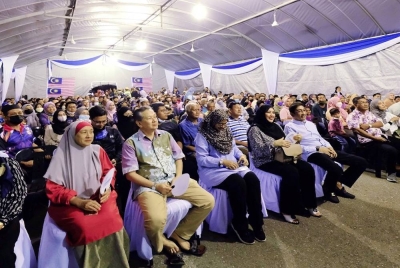 Zahidi (lima dari kiri) hadir menyaksikan wayang pacak 'Filem Mat Kilau' bersama pengunjung pada Karnival Merdeka Keluarga Malaysia di Kampus Uniciti Alam Sungai Chuchuh, Universiti Malaysia Perlis pada Jumaat. - Foto Bernama