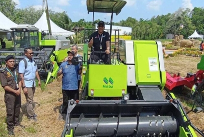 Muhammad Sanusi (kanan) turut meninjau ruang pameran MADA yang mengambil bahagian pada MAHA. - Foto Urus Setia Penerangan Darul Aman (UPDA) 2022.