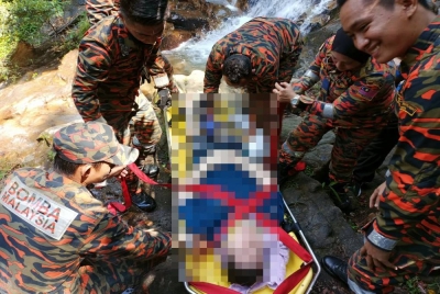 Mangsa ketika diusung keluar oleh pasukan penyelamat sebelum dihantar ke Hospital Selayang untuk menerima rawatan. - Foto JBPM
