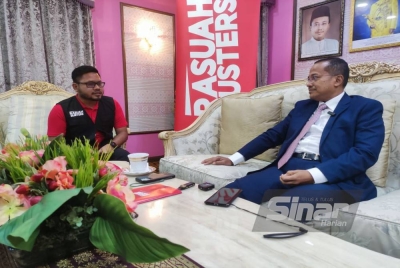 Ahmad Samsuri (kanan) dalam temu bual eksklusif bersama Sinar Harian di kediamannya di Batu Burok, Kuala Terengganu bersempena kunjungan hormat pasukan Rasuah Busters ke Terengganu.