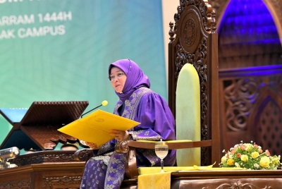 Raja Permaisuri Agong, Tunku Azizah Aminah Maimunah Iskandariah berkenan bertitah pada Majlis Konvokesyen Universiti Islam Antarabangsa Malaysia (UIAM) ke-37 hari ini. - Foto Bernama