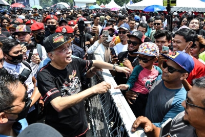 Ismail Sabri (dua dari kiri) beramah mesra dengan orang ramai pada Perasmian Program RXZ ‘Members’ 4.0 2022 di Litar Permotoran Terengganu, Kompleks Sukan Negeri Gong Badak hari ini. - Foto Bernama