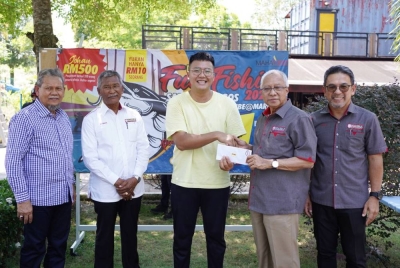 Zamri (dua dari kanan) menyampaikan hadiah wang tunai bernilai RM500 kepada Chun Hong (tengah) sambil disaksikan ahli jemaah Pengarah Nafas (dua dari kiri) Datuk Muis Picho dan Datuk Ismail Umar serta Saripol Baharin (kanan).