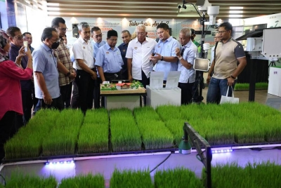 Mahdzir (empat dari kanan) melawat Laman Padi, MAFI, di MAHA 2022 di Serdang, pada Sabtu.