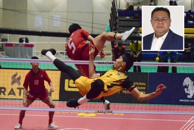 Antara aksi beregu sepak takraw lelaki negara pada final Kejohanan Sepak Takraw Dunia Piala Raja Thailand ke-35 selepas menewaskan Laos 2-1 di Bangkok. - Foto Bernama (Gambar kecil: Sumali)