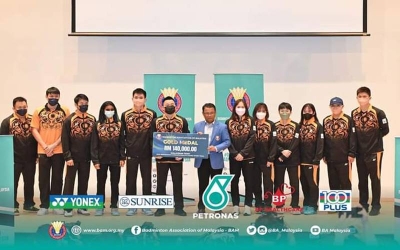 Norza (tengah) bersama pemain badminton negara yang beraksi cemerlang pada Sukan Komanwel Birmingham dan Sukan SEA Hanoi pada majlis penyerahan insentif pada Sabtu. - Foto Facebook Badminton Association Malaysia.