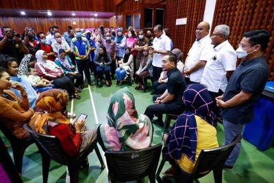 Onn Hafiz beramah mesra dengan mangsa ribut yang ditempatkan di PPS di Dewan Serbaguna Taman Johor Jaya, Johor Bahru pada Sabtu.