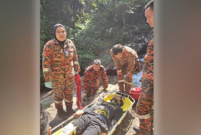 Seorang lelaki cedera selepas terjatuh ketika mandi air terjun di Air Terjun Rimba Kanching pada petang Sabtu.