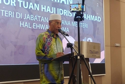 Idris pada Majlis Sambutan Sedekad Hidayah Centre Foundation (HCF) di sebuah hotel pada Sabtu.
