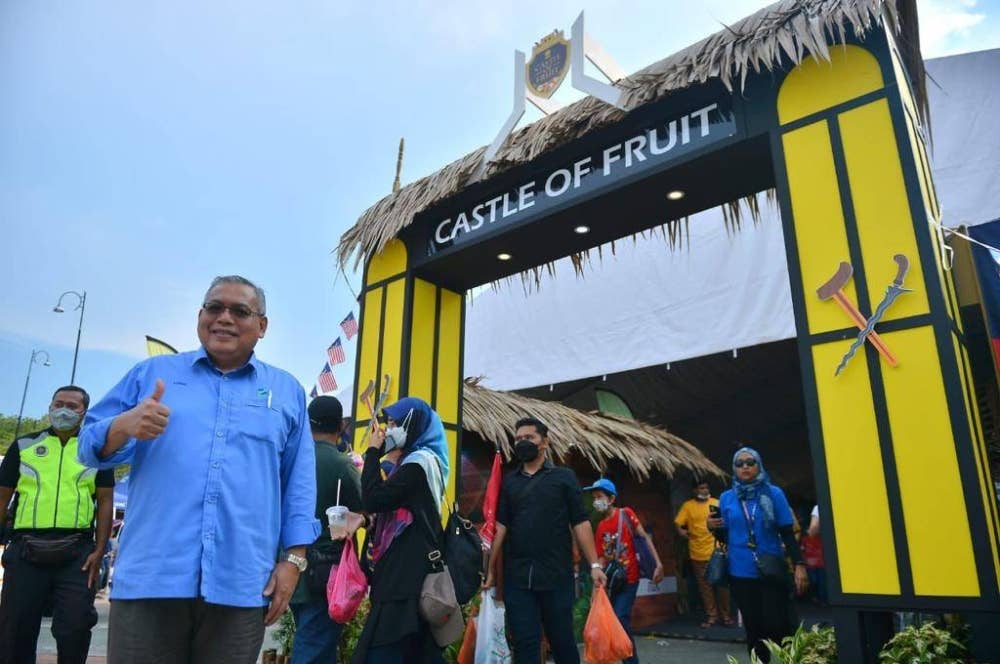 Zainal Abidin di hadapan pusat jualan bagi kluster Castle of Fruits yang menjadi penyumbang terbesar iaitu RM3.34 juta.