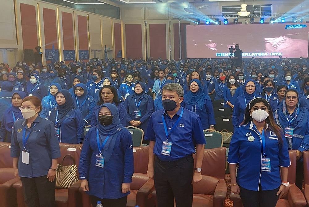 Mohamad (depan; dua dari kanan) hadir merasmikan pembukaan Konvensyen Wanuta BN di WTC Kuala Lumpur pada Ahad.