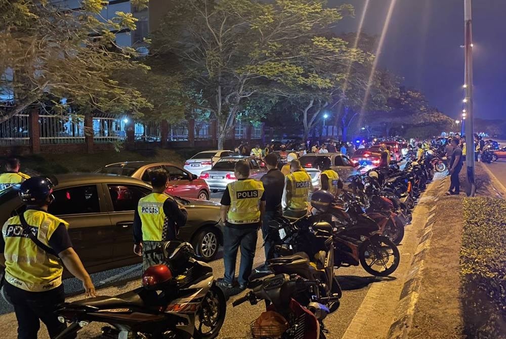 Ops Bersepadu Samseng Jalanan yang dijalankan Polis bersama-sama AADK di Jalan Jelapang, di sini, pada Ahad.