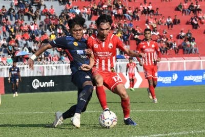 Pemain Kelantan, Mohamad Fazrul Amir Md Zaman (depan, kanan) diasak pemain PDRM, Mohd Amier Mohd Ali dalam aksi perlawanan Liga Premier di Stadium Sultan Muhammad Ke-IV pada Sabtu. - Foto Bernama