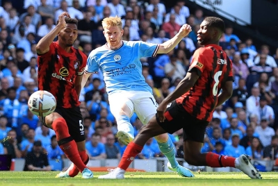 Pemain City, Kevin de Bruyne (tengah), melakukAN percubaan ke gawang Bournemouth. - foto Offside via Getty Images