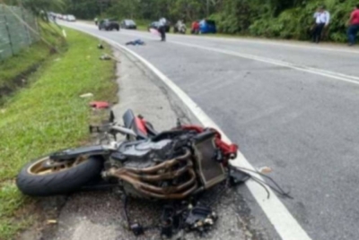 Motosikal yang ditunggang mangsa dalam kemalangan maut di Kilometer 2 Jalan Batang Kali-Genting Highland pagi Ahad.