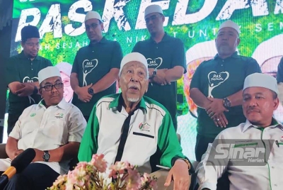 Hashim (duduk tengah) pada sidang akhbar selepas Pelancaran Jentera Pilihan Raya Pas Kedah di Dataran Markas JPrD Pedu, Pekan Naka pada malam Sabtu.