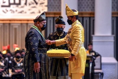 Sultan Mizan Zainal berkenan mengurniakan Darjah Kebesaran Setia Sultan Mizan Zainal Abidin Terengganu Yang Amat Terpiih (SMZ) kepada Ahli Majlis Mesyuarat Kerajaan Negeri, Wan Sukairi Wan Abdullah (kiri) pada Istiadat Pengurniaan Darjah Kebesaran, Bintang dan Pingat Negeri Terengganu Darul Iman sempena Sambutan Ulang Tahun Ke-60 Hari Keputeraan baginda di Istana Syarqiyyah pada Ahad. - Foto Bernama