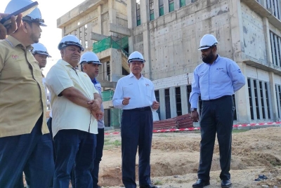 Mustapa (dua dari kanan) melawat ke tapak projek bangunan Gunasama Jabatan Persekutuan di Pejabat Jabatan Pembangunan Persekutuan (JPP) di Tunjong, Kota Bharu.