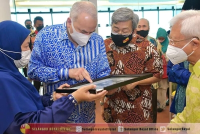 Dua dari kiri: Sultan Nazrin dan Sultan Sharafuddin ketika melawat Pustaka Raja Tun Uda, di sini pada Sabtu. Foto: Facebook Selangor Royal Office.