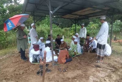 Jenazah Allayarham Jamil dikebumikan di Tanah Perkuburan Islam Sungai Kecil kira-kira jam 6 petang pada Ahad.