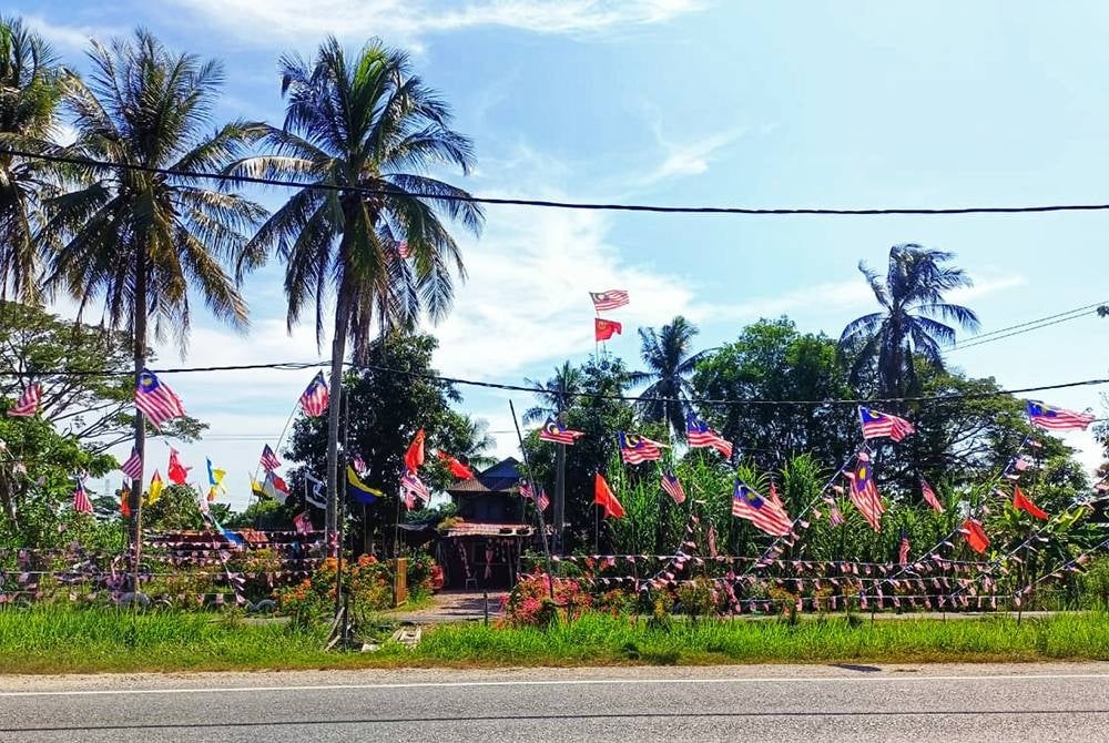 Rumah Norhayawati meriah dengan kibaran bendera yang dipasang.