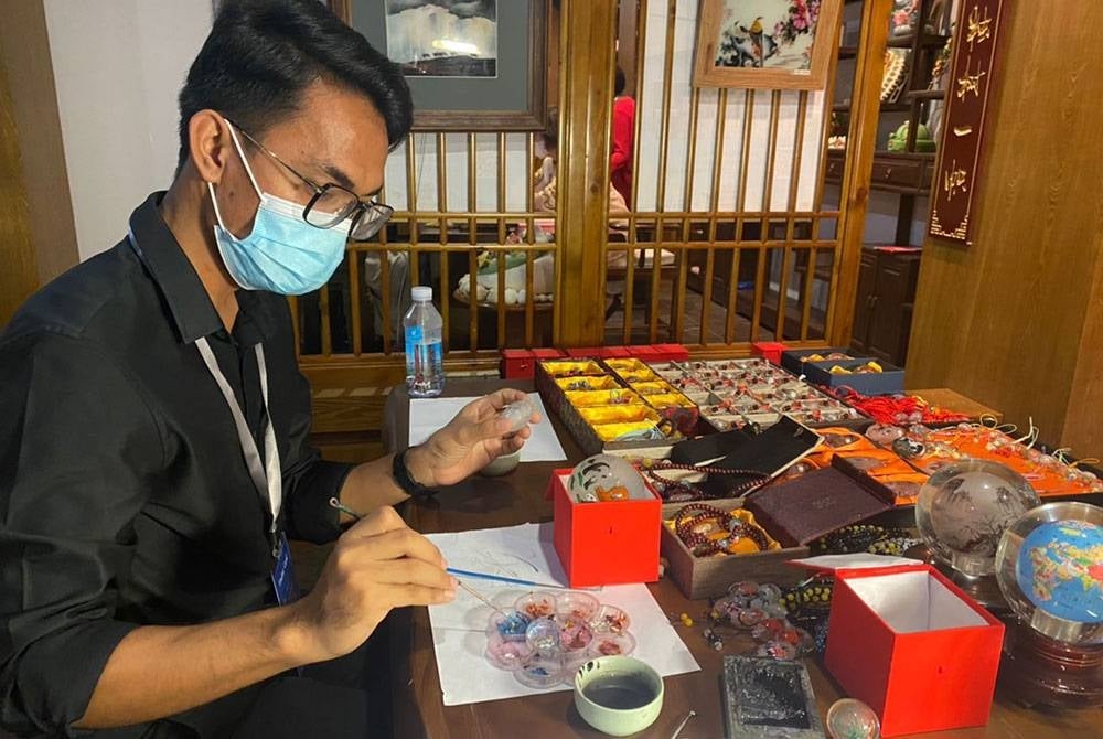 Penulis melakukan aktiviti di salah sebuah muzium di Shandong.