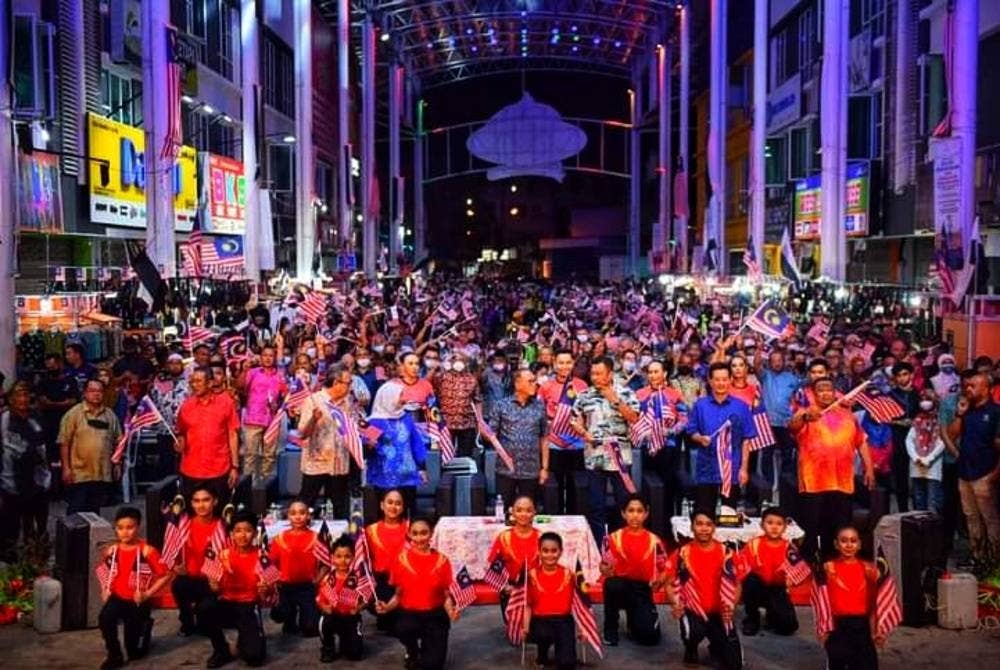 Wan Rosdy (tengah) bersama pemimpin negeri dan orang ramai yang hadir sempena pelancaran Bulan Kebangsaan dan Jalur Gemilang 2022 Peringkat Negeri Pahang di Temerloh pada Ahad. - Foto FB Wan Rosdy Wan Ismail.