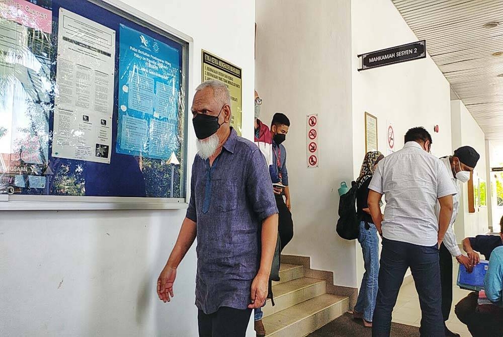 Muhd Rumzan keluar daripada mahkamah selepas dijatuhkan hukuman denda di Mahkamah Sesyen pada Isnin.