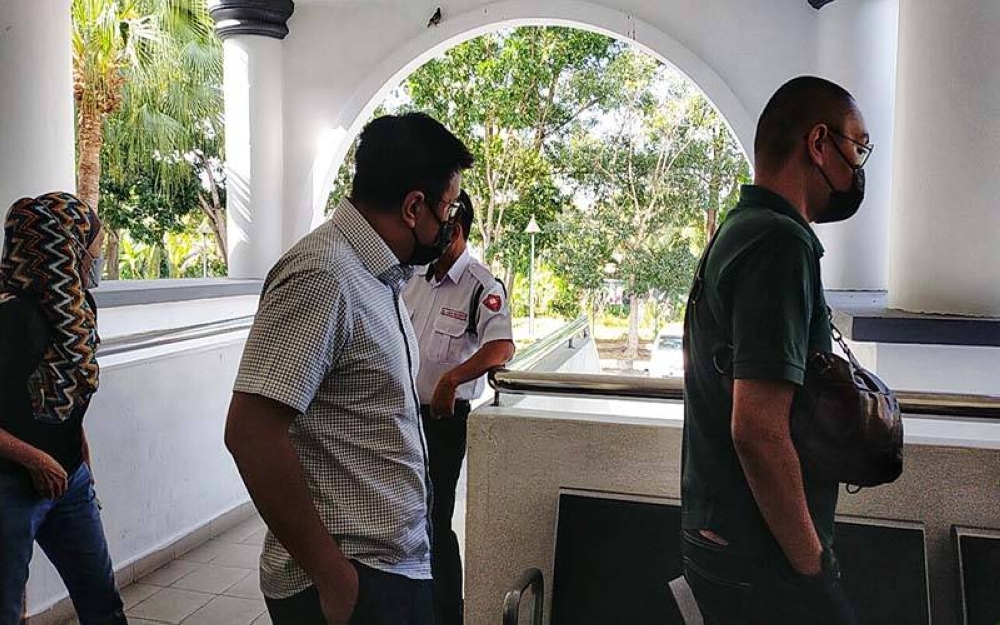 Anuar (dua dari kanan) keluar daripada mahkamah selepas dijatuhkan hukuman denda di Mahkamah Sesyen pada Isnin.