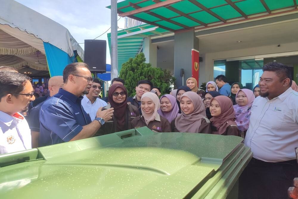 Pengerusi SWCorp, Datuk Rizalman Mokhtar (dua kiri) berbual dengan pelajar yang mengikut program Pensijilan Kemahiran Malaysia yang menjalani latihan amali di syarikat konsesi pada Majlis Pelancaran Latihan Amali Sistem Latihan Dual Nasional bagi Pensijilan Kemahiran Malaysia dan Sambutan Hari Pekerja Pembersihan 2022 Zon Utara di Wisma Idaman di Bandar Stargate, di sini, pada Isnin.