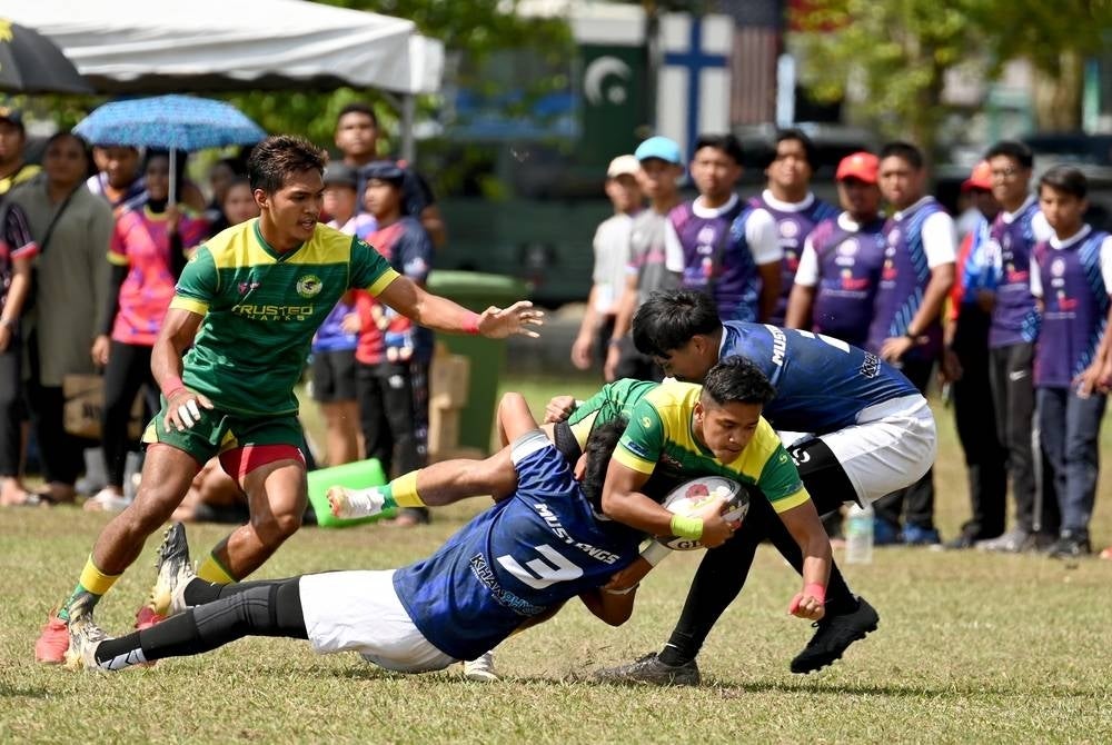Antara aksi pasukan ragbi 7s lelaki UPM ketika menentang IIUM pada perlawanan akhir.