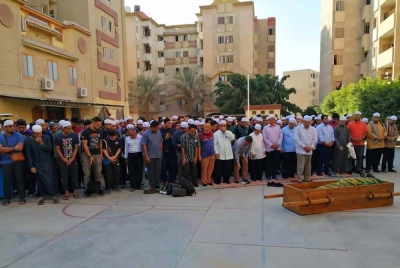 Ahmad (hadapan) mengimamkan solat jenazah pelajar Universiti Al-Azhar, Muhammad Firdaus yang mati lemas di Al-Qanathir Al-Khairiyah, Mesir.