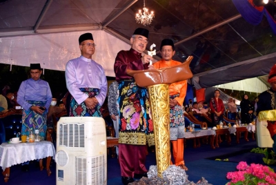 Yang Dipertua Negeri Melaka, Tun Mohd Ali Rustam (tengah) menyempurnakan gimik perasmian Melaka Heritage Parade sempena Sambutan Ulang Tahun Ke-14 Melaka Bandaraya Warisan Dunia UNESCO di Bandar Hilir di sini lewat malam Ahad. - Foto Bernama.
