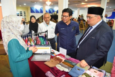 Wan Mohd Hasnan (dua, kanan) melawat gerai jualan peserta semasa Majlis Perasmian Program Pemerkasaan Pendigitalan Usahawan empower ECER, di Dewan Damai Sari, Tawang, Bachok pada Ahad.