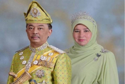 Al-Sultan Abdullah Ri’ayatuddin Al-Mustafa Billah Shah dan Tunku Hajah Azizah Aminah Maimunah Iskandariah.
