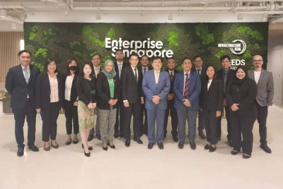 Loy Sian (empat dari kanan) mengetuai misi ke Singapura bagi mempromosi destinasi pelancongan menarik yang terdapat di Selangor.