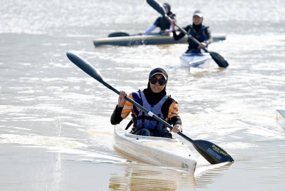 Aimi Ayuni ketika beraksi dalam acara kayak TK1 di Tasik Marina, UPSI pada Isnin.