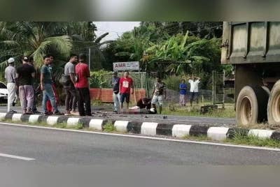 Kemalangan membabitkan motosikal dan lori menyebabkan seorang penunggang mengalami kecederaan parah. - Foto ihsan pembaca