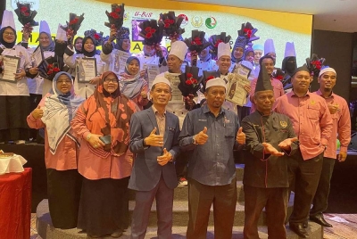 Wan Roslan (depan dua dari kiri) selepas merasmikan Majlis Penganugerahan Pensijilan Kulinari 1.0 di H Elite Hotel, Kota Bharu pada Isnin.