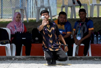 Antara aksi wakil UiTM pada perlawanan akhir petanque kategori trio lelaki.
