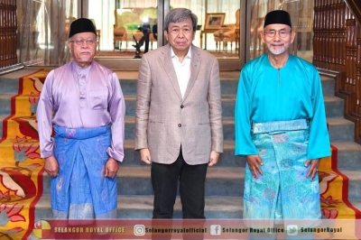 Sultan Sharafuddin (tengah) menyaksikan majlis serah tugas oleh Wan Zahidi (kiri) kepada Nooh pada majlis berlangsung di Istana Bukit Kayangan, Shah Alam pada Isnin. - Foto FB Selangor Royal Office
