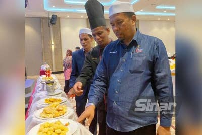 Wan Roslan (kanan) melihat hasil masakan semasa merasmikan Majlis Penganugerahan Pensijilan Kulinari 1.0 di sebuah hotel di sini.