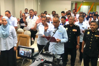 Che Ibrahim (tengah) mengetuai lafaz IBR di Konsortium E-Mutiara Berhad di Panji, Kota Bharu.